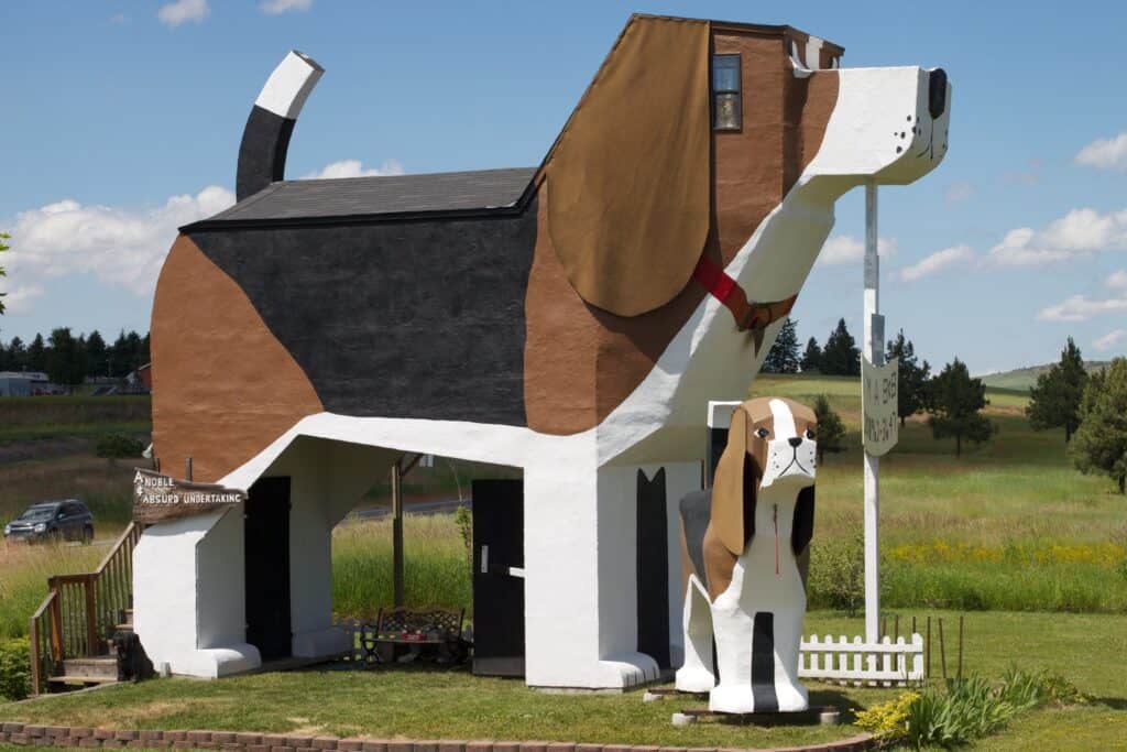 Dog Bark Park Inn in Cottonwood